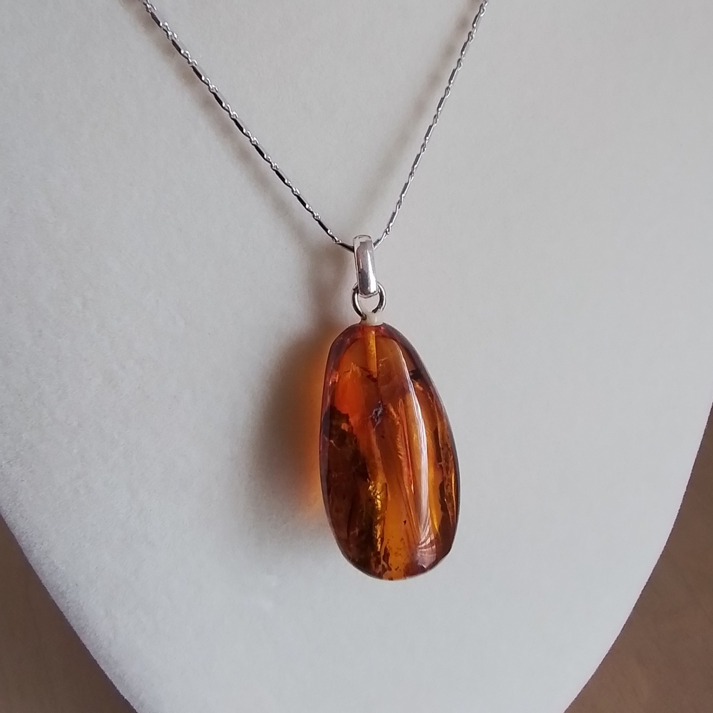 Elegant Amber Pendant Necklace